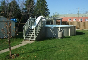 Cour arrière et piscine