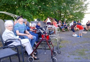 Epluchette de blé d'inde dans la cour