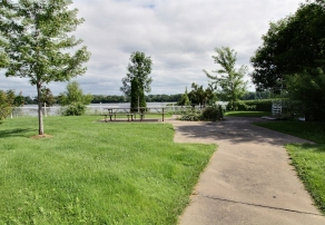 La cour intérieure en bordure de la Rivière-des-Prairies