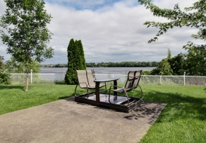 Une cour aménagée et sécuritaire au bord de la rivière