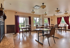 Salle à manger avec service aux tables