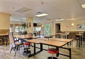 Salle à manger avec service aux tables