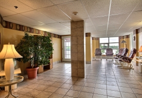 Salle de séjour avec vue sur la rivière