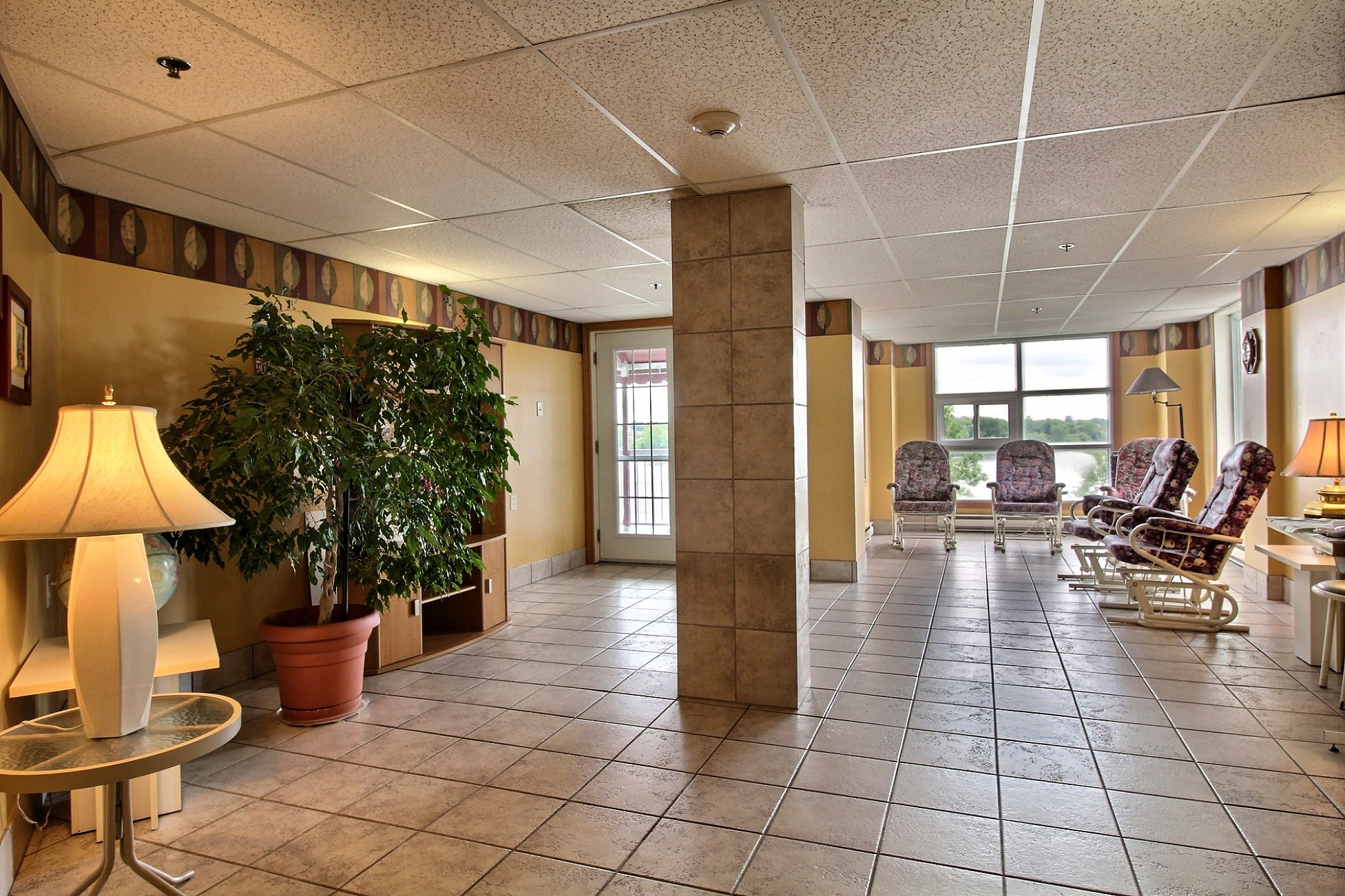 Salle de séjour avec vue sur la rivière