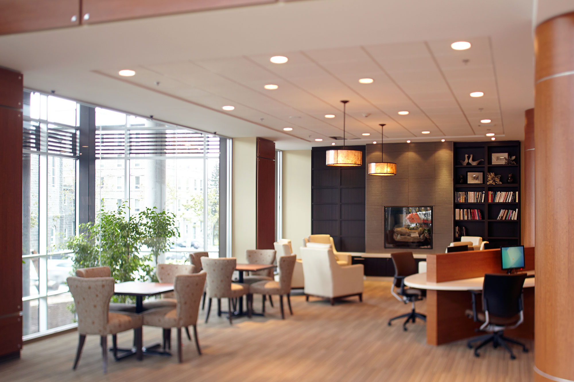 Le Gibraltar - Salon avec bibliothèque et postes internet