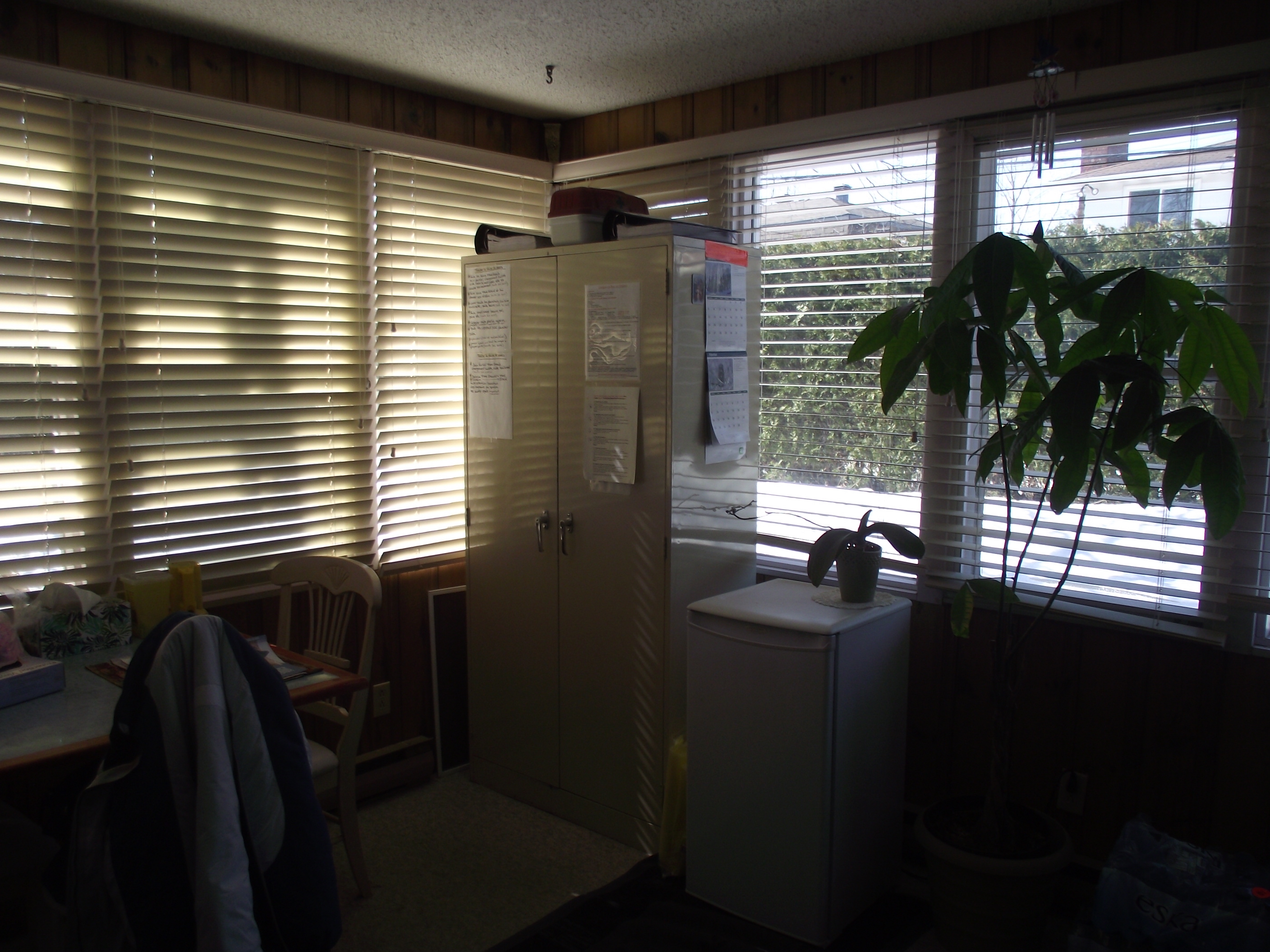 L'armoire à médicaments dans le coin bureau