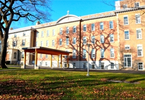 Façade arrière, entrée des Suites