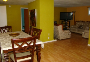 Vue sur la salle à manger et le salon