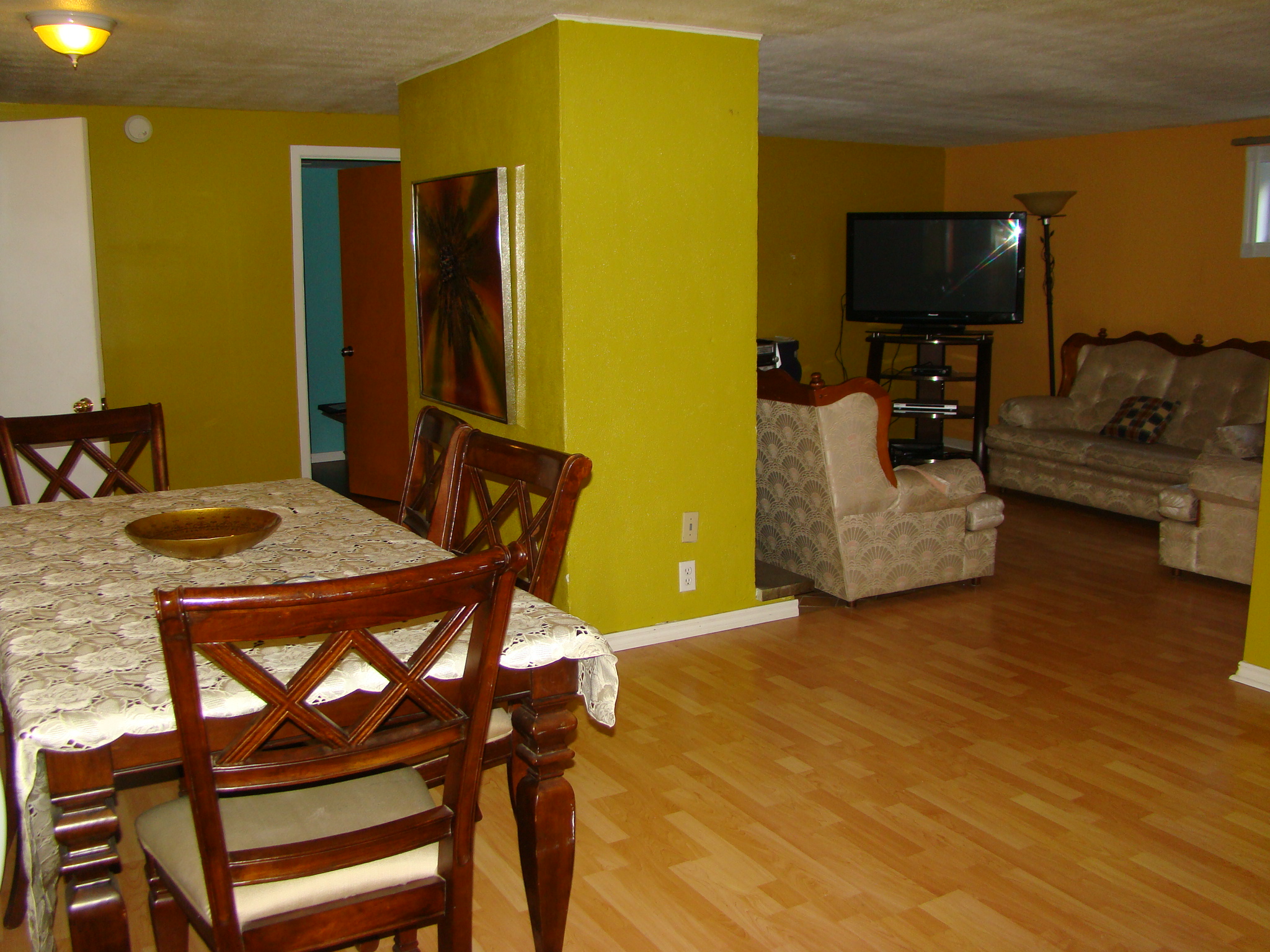 Vue sur la salle à manger et le salon