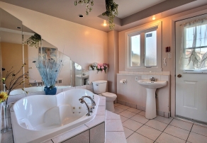 Salle de bain avec bain tourbillon