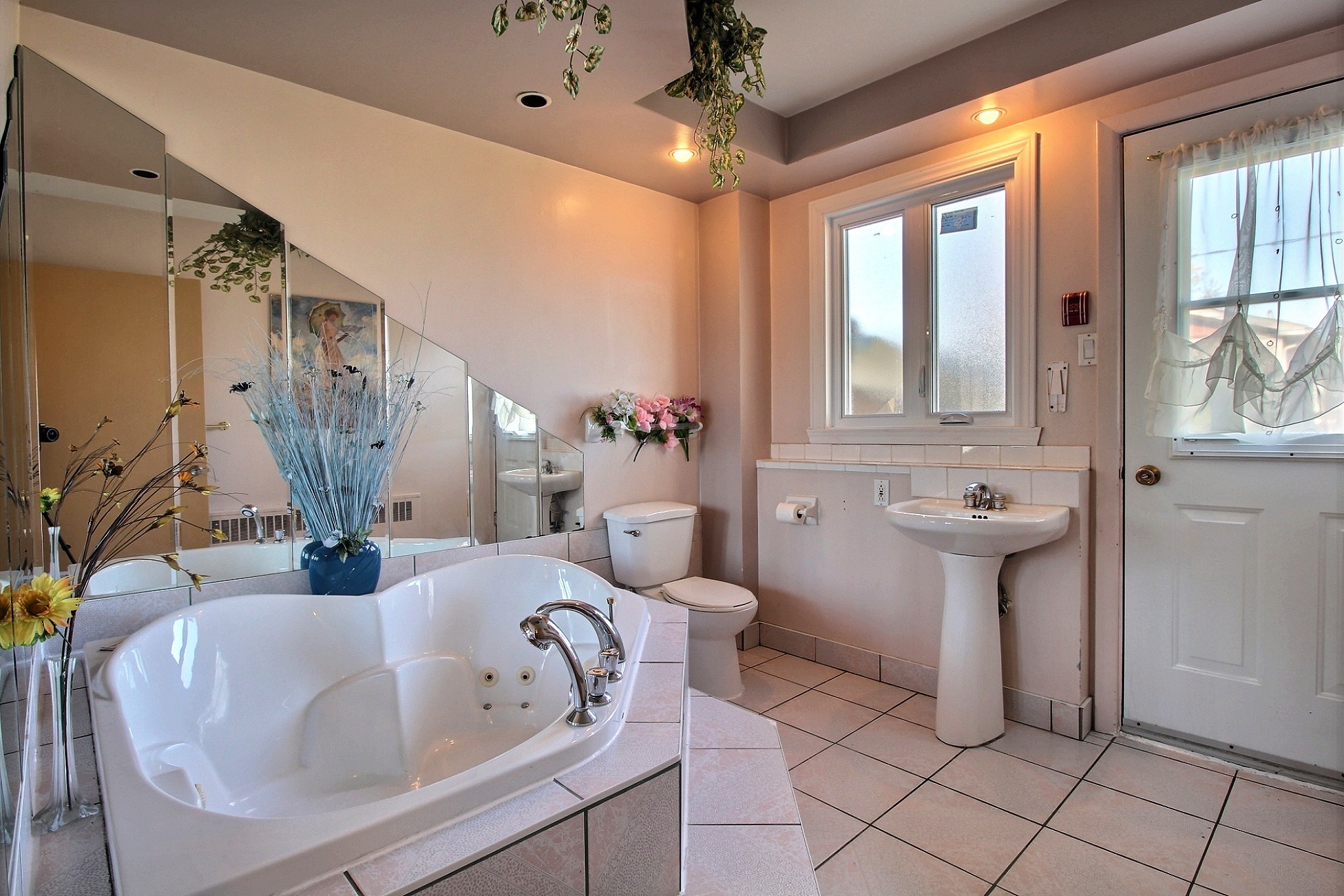 Salle de bain avec bain tourbillon