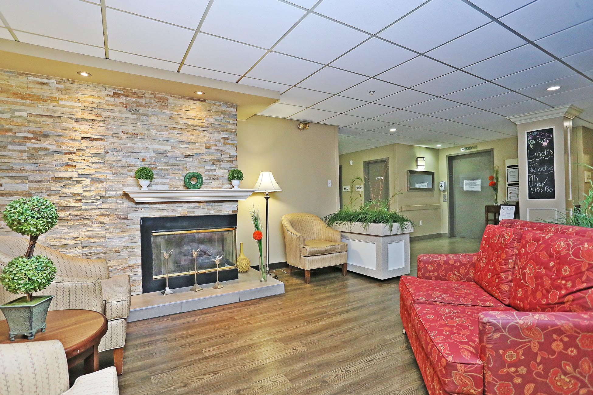 Salon avec foyer et fauteuils