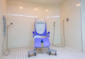 Salle avec douche adaptée