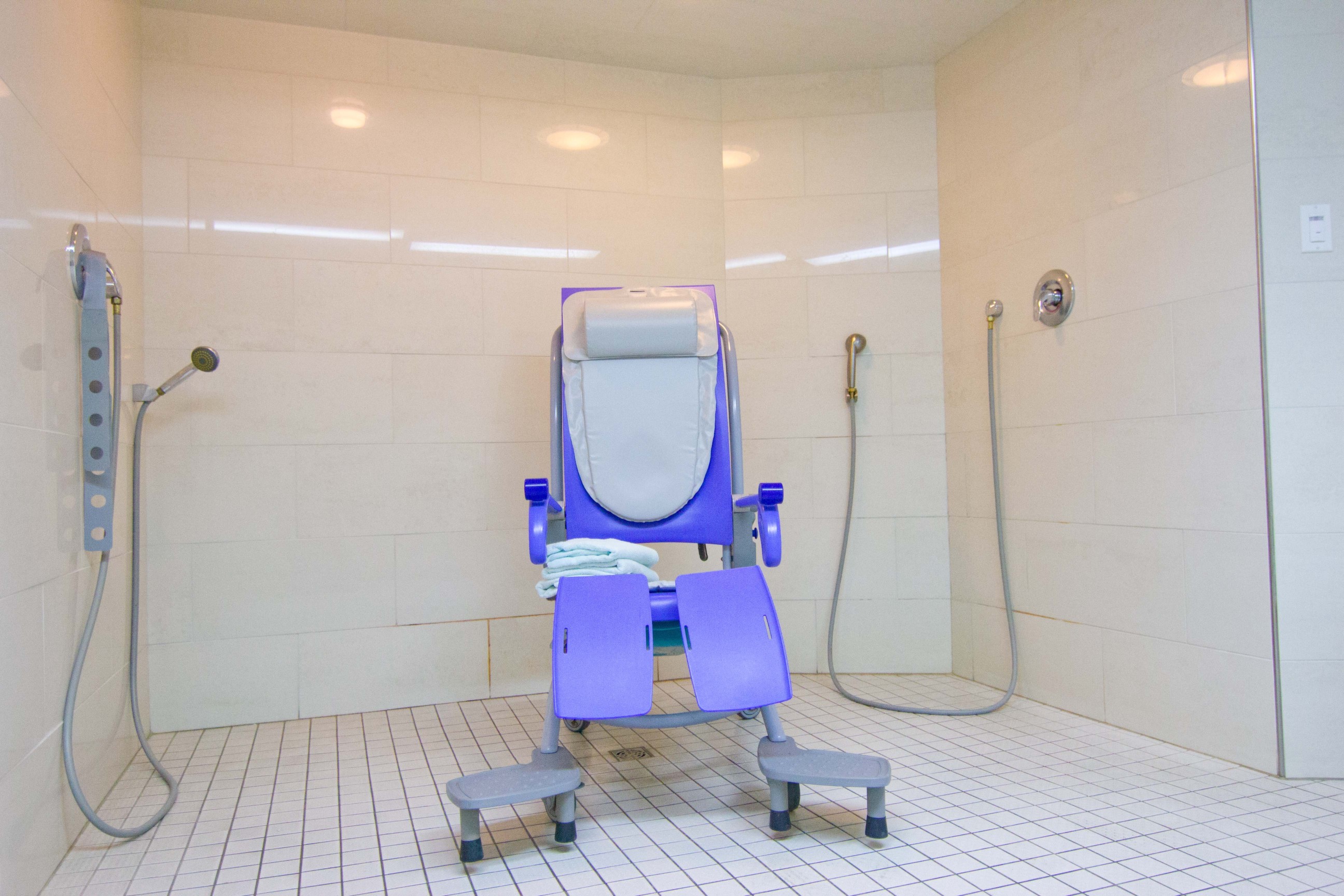 Salle avec douche adaptée