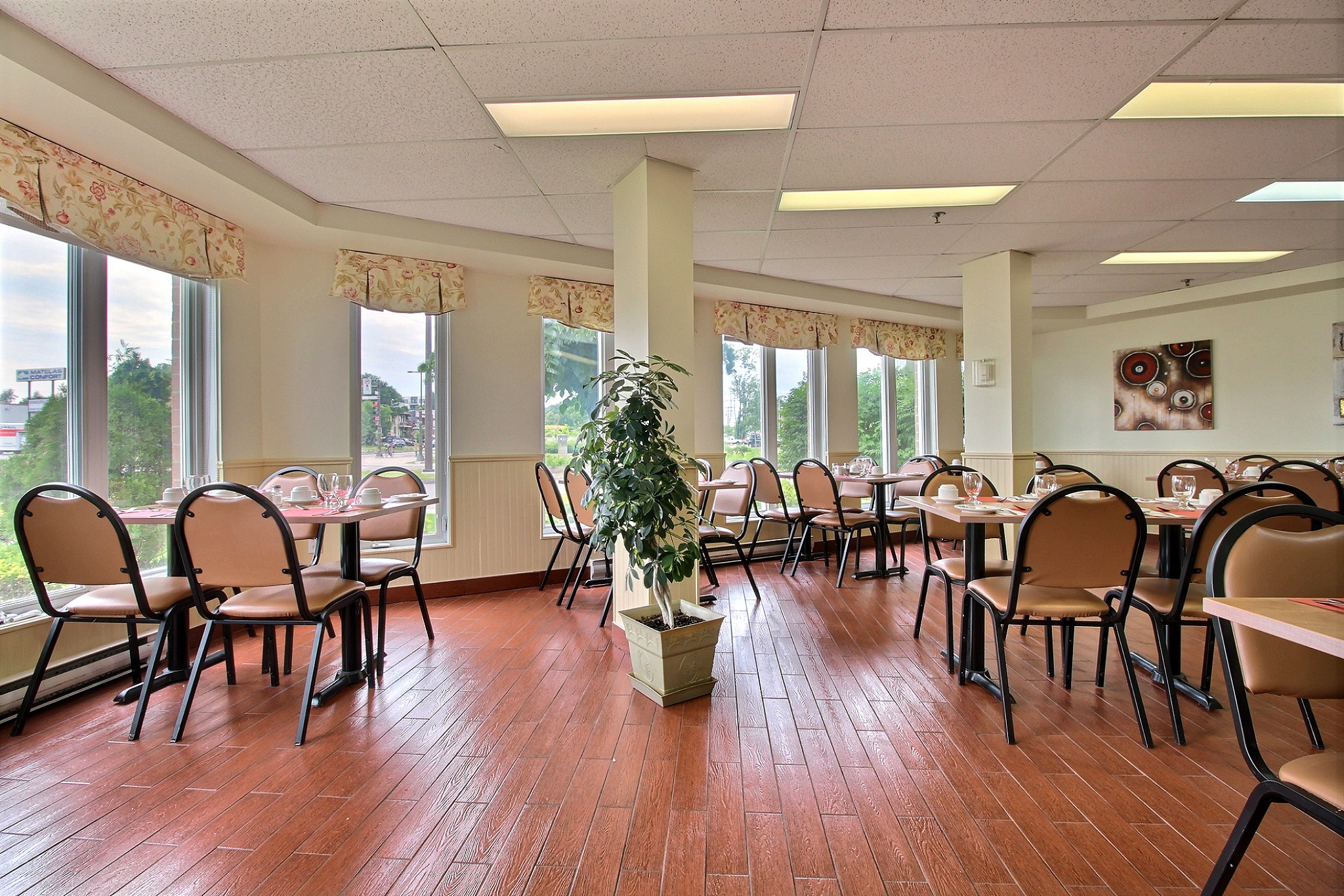 Autre section de la salle à manger