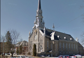 L'église St-Patrick de biais avec la résidence