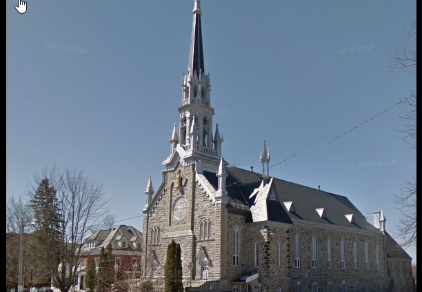 L'église St-Patrick de biais avec la résidence