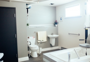 Salle de bain avec équipements thérapeutiques
