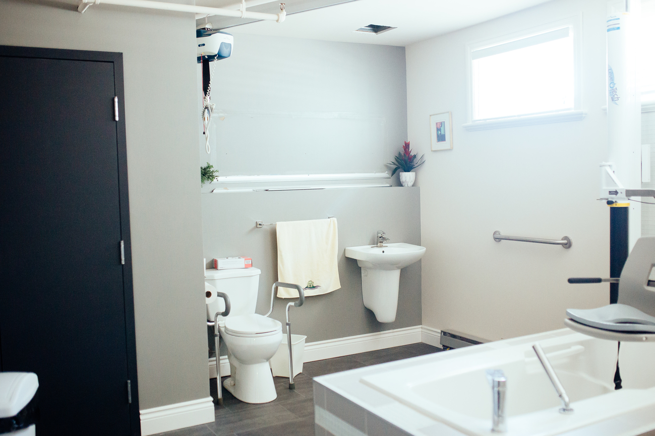 Salle de bain avec équipements thérapeutiques