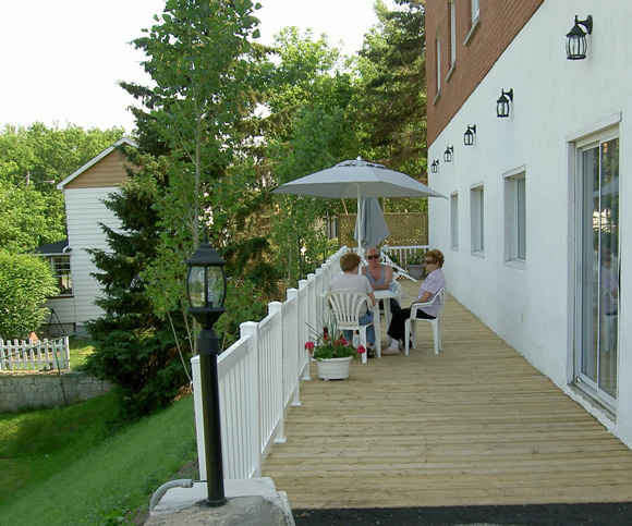 Grand patio arrière