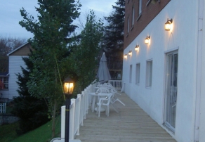 Grand patio arrière de soir