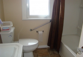 salle de bain a l'etage avec toilette 17'' et bain 15''